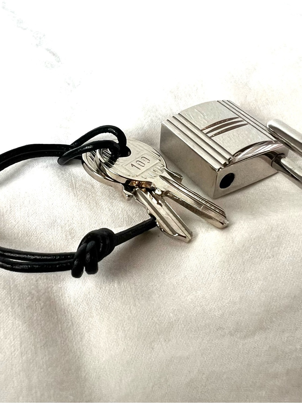 Hermès Padlock and Key Set #100 Never used. Lowest Price I can offer!!! - Picture 3 of 7